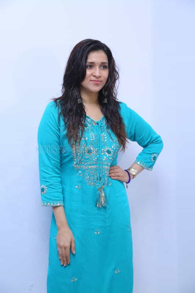 Actress Mannara Chopra At Sutraa Grand Fashion Showcase And Curtain Raiser Photos 19