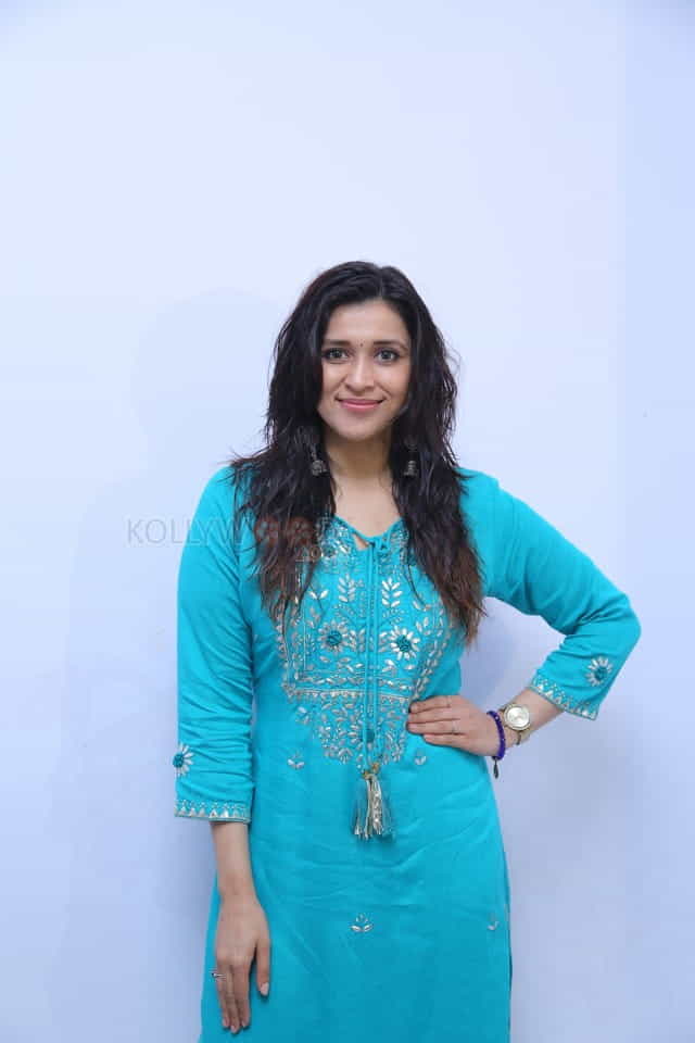 Actress Mannara Chopra At Sutraa Grand Fashion Showcase And Curtain Raiser Photos 20