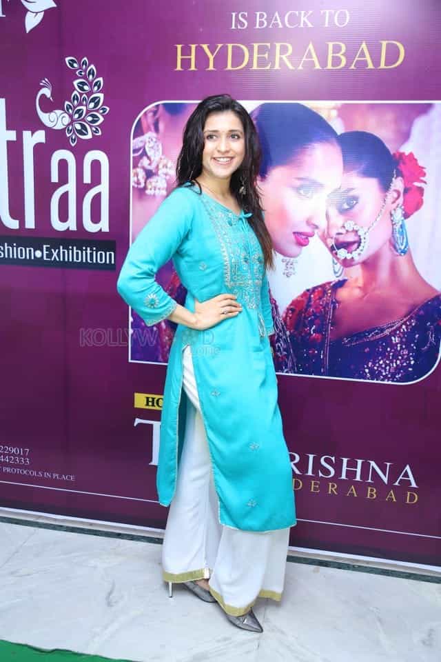 Actress Mannara Chopra At Sutraa Grand Fashion Showcase And Curtain Raiser Photos 22