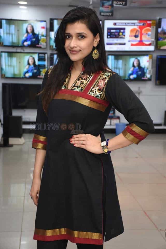 Actress Mannara Chopra At The Launch Of Festive Offers By Bajaj Electronics In Hyderabad Photos 03