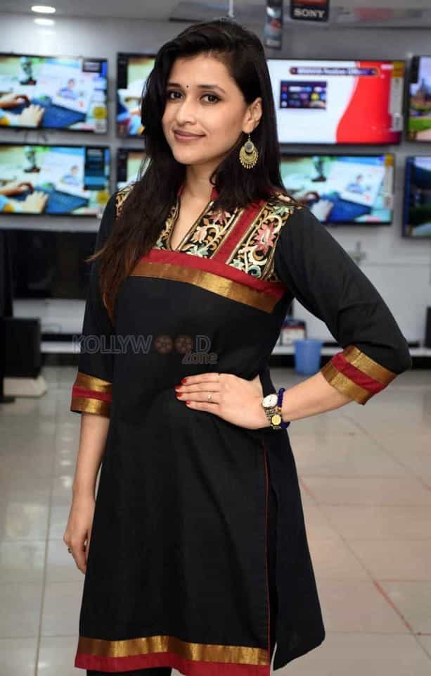 Actress Mannara Chopra At The Launch Of Festive Offers By Bajaj Electronics In Hyderabad Photos 06