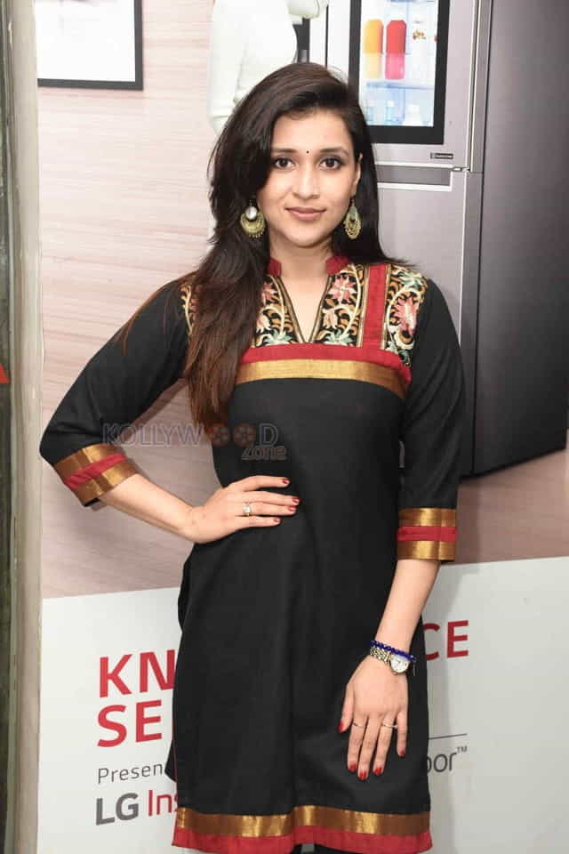 Actress Mannara Chopra At The Launch Of Festive Offers By Bajaj Electronics In Hyderabad Photos 24