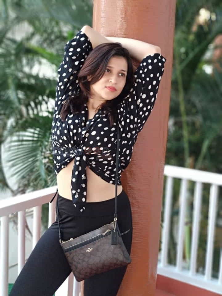 Actress Mannara Chopra Holiday Photos 01