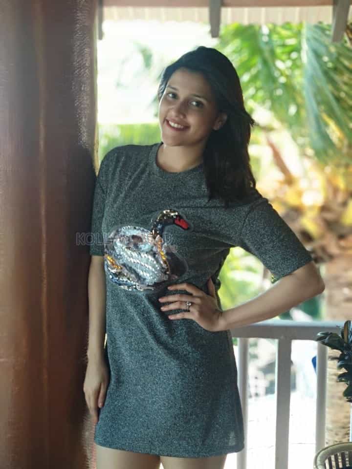 Actress Mannara Chopra Holiday Photos 05