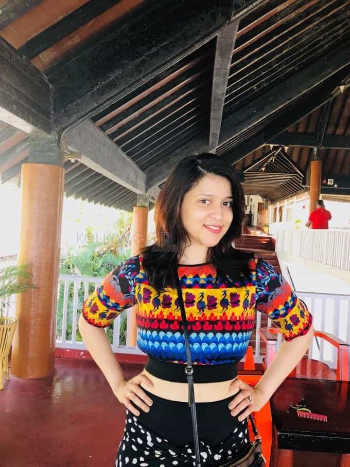 Actress Mannara Chopra Holiday Photos 07