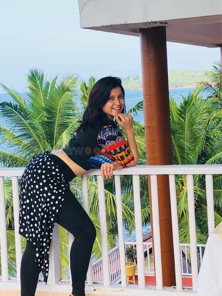 Actress Mannara Chopra Holiday Photos 11