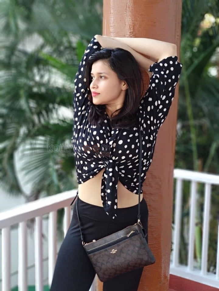 Actress Mannara Chopra Holiday Photos 14