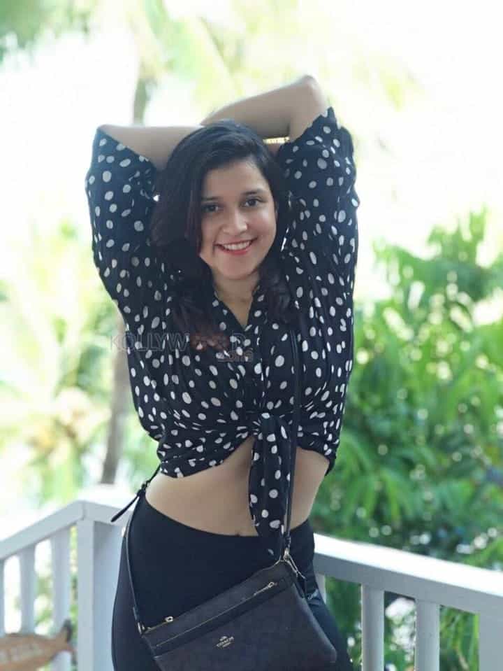 Actress Mannara Chopra Holiday Photos 15