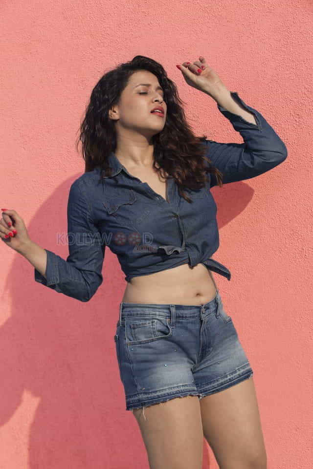 Actress Mannara Chopra Latest Sexy Navel Photoshoot Pictures 05