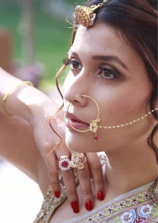 Actress Mannara Chopra New Photoshoot Stills 04