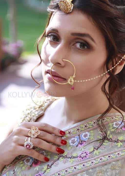 Actress Mannara Chopra New Photoshoot Stills 05