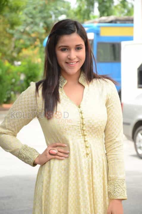 Actress Mannara Chopra New Pictures 18