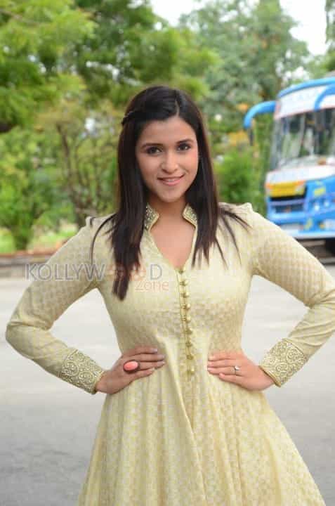 Actress Mannara Chopra New Pictures 23