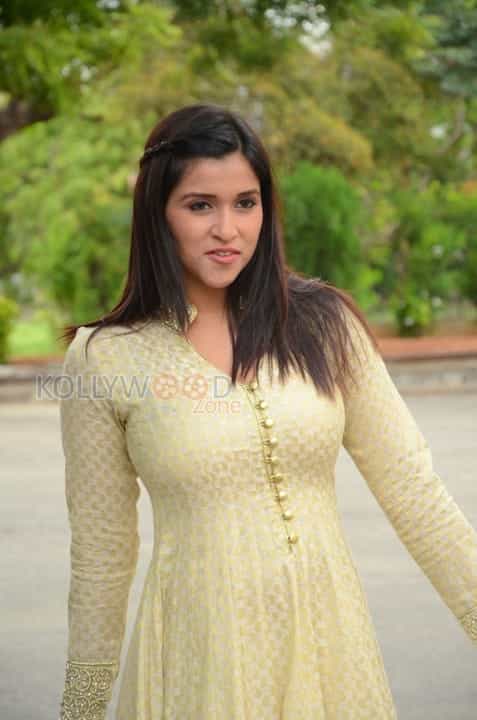 Actress Mannara Chopra New Pictures 30