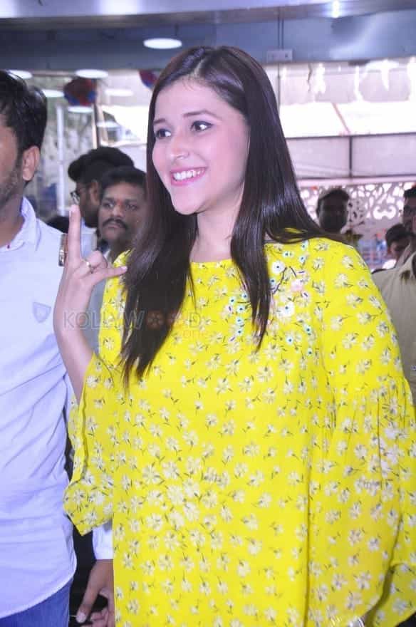 Actress Mannara Chopra New Stills 04