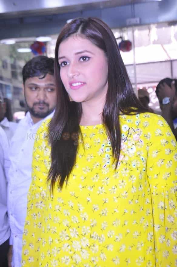 Actress Mannara Chopra New Stills 06