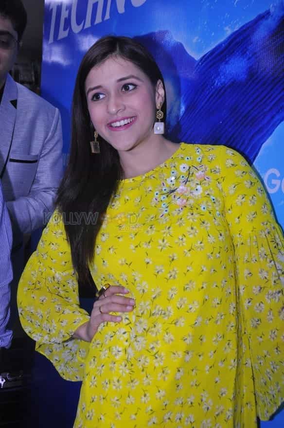 Actress Mannara Chopra New Stills 09