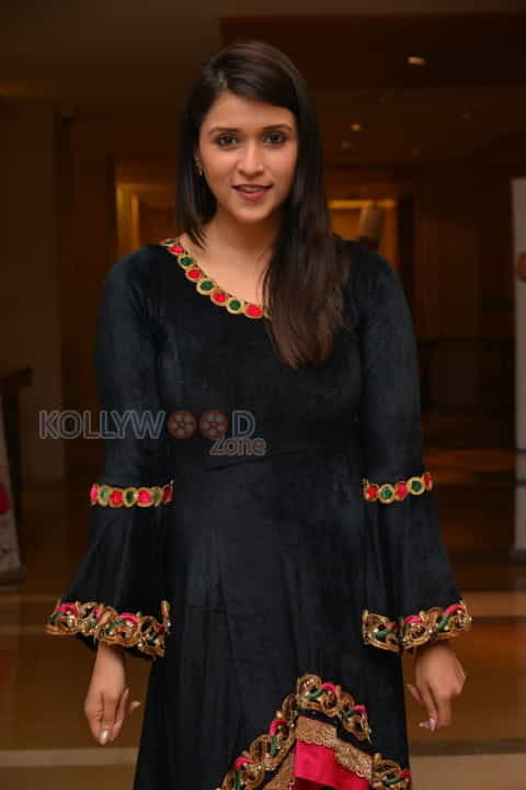 Actress Mannara Chopra Photos 05