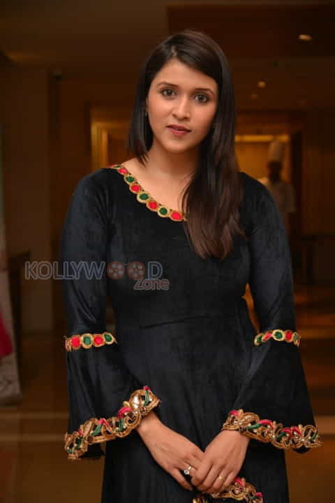 Actress Mannara Chopra Photos 06