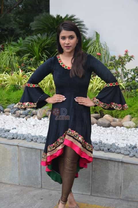 Actress Mannara Chopra Photos 09