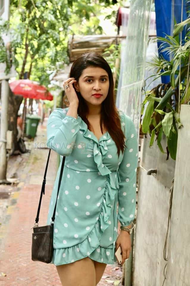 Actress Mannara Chopra Spotted At An Eatery In Mumbai Photos 06