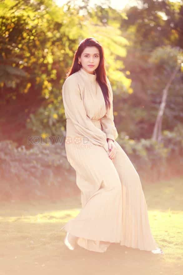 Actress Mannara Chopra Summer Photoshoot Photos 02