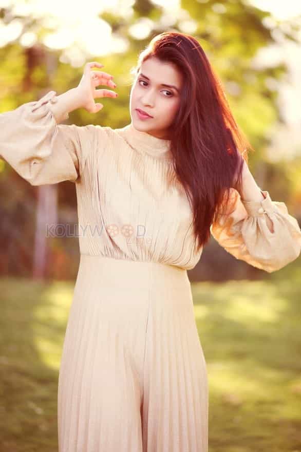 Actress Mannara Chopra Summer Photoshoot Photos 03