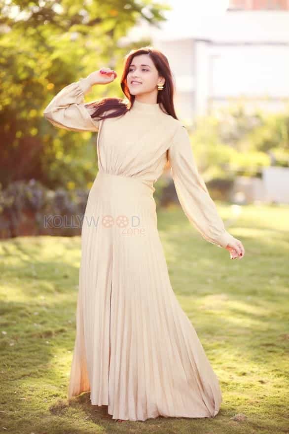 Actress Mannara Chopra Summer Photoshoot Photos 04