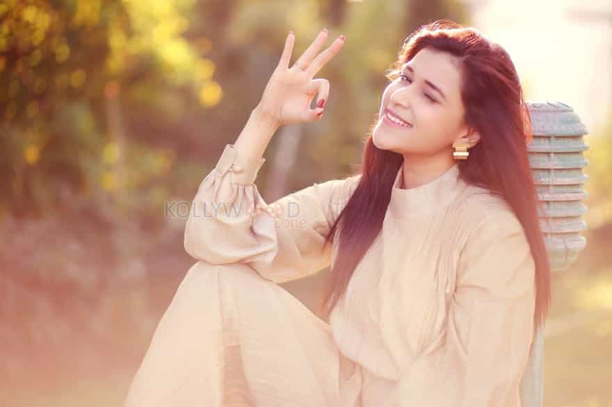 Actress Mannara Chopra Summer Photoshoot Photos 06