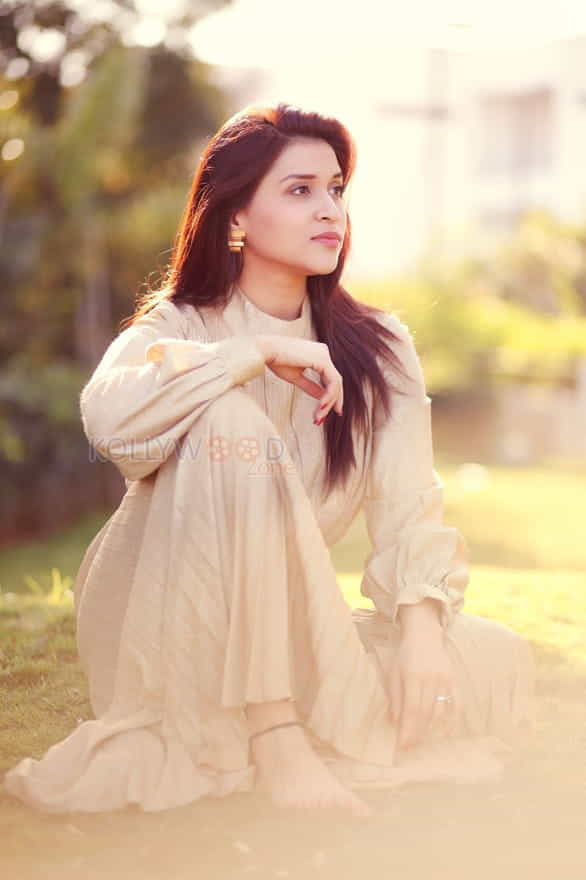 Actress Mannara Chopra Summer Photoshoot Photos 07