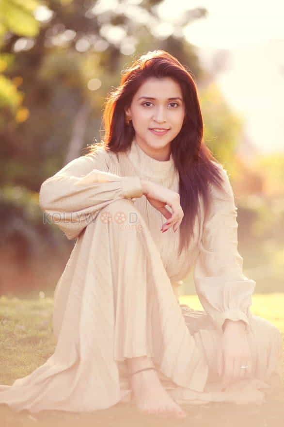 Actress Mannara Chopra Summer Photoshoot Photos 08