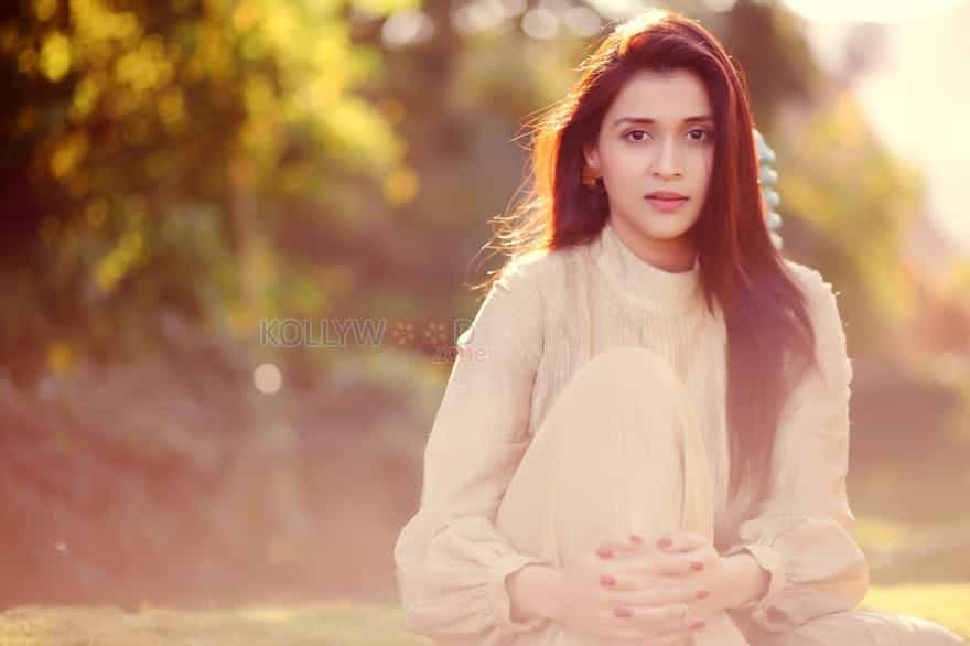 Actress Mannara Chopra Summer Photoshoot Photos 09