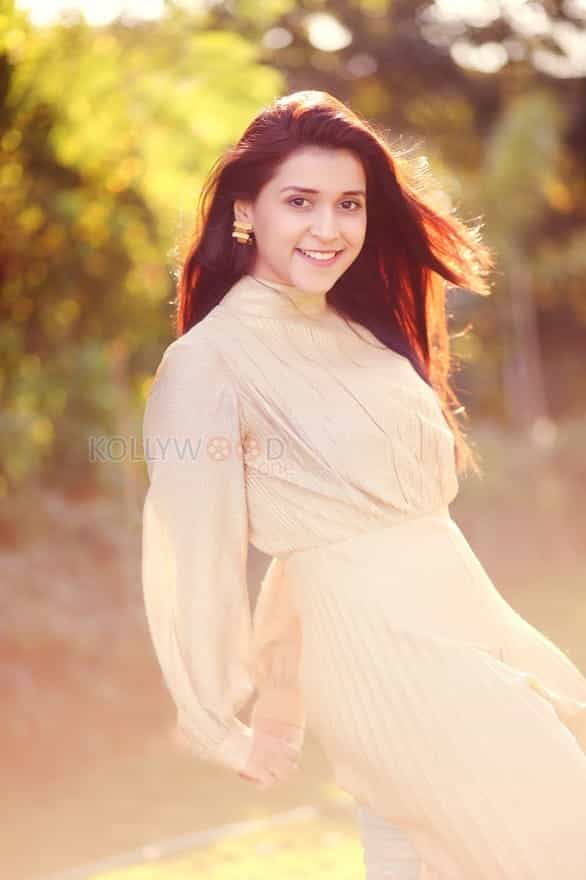 Actress Mannara Chopra Summer Photoshoot Photos 10