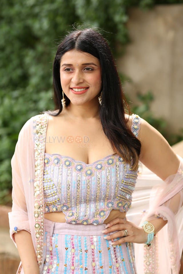 Actress Mannara Chopra at Tiragabadara Saami Movie Success Press Meet Pictures 02