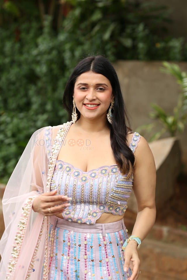 Actress Mannara Chopra at Tiragabadara Saami Movie Success Press Meet Pictures 04