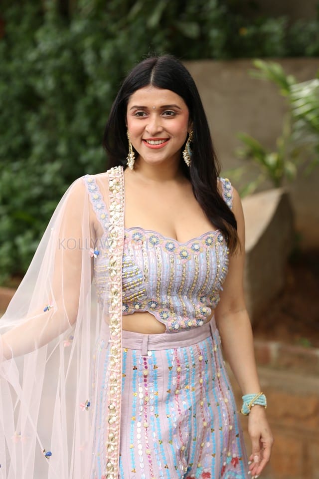 Actress Mannara Chopra at Tiragabadara Saami Movie Success Press Meet Pictures 05