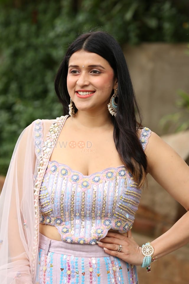 Actress Mannara Chopra at Tiragabadara Saami Movie Success Press Meet Pictures 07