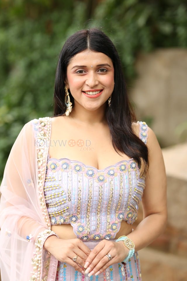 Actress Mannara Chopra at Tiragabadara Saami Movie Success Press Meet Pictures 12