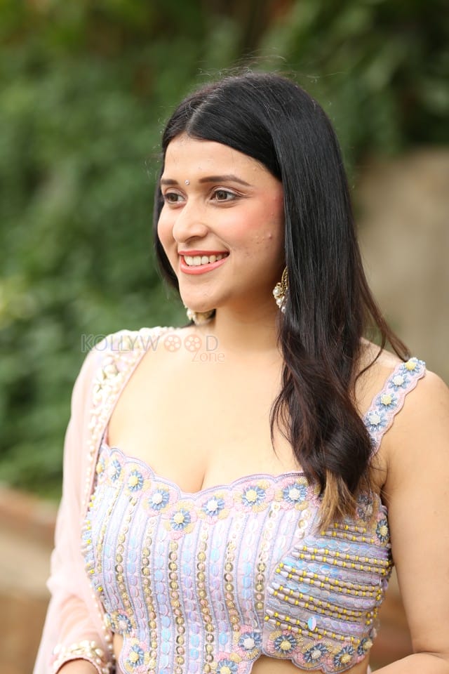 Actress Mannara Chopra at Tiragabadara Saami Movie Success Press Meet Pictures 13