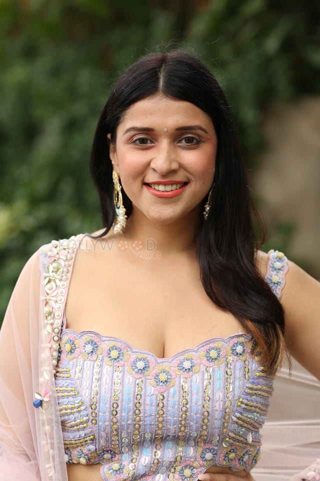 Actress Mannara Chopra at Tiragabadara Saami Movie Success Press Meet Pictures 14