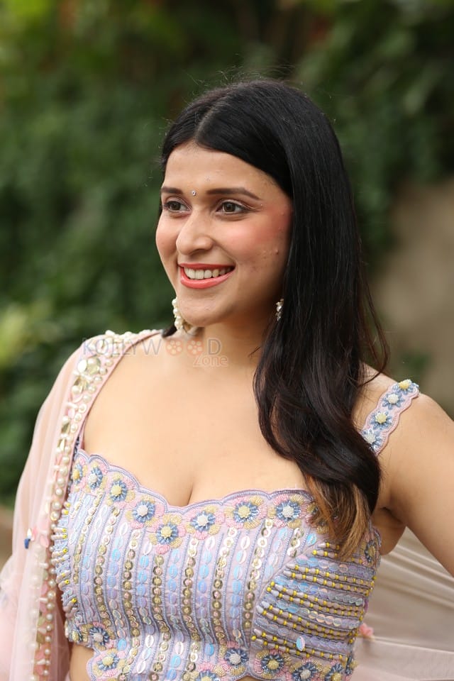 Actress Mannara Chopra at Tiragabadara Saami Movie Success Press Meet Pictures 15