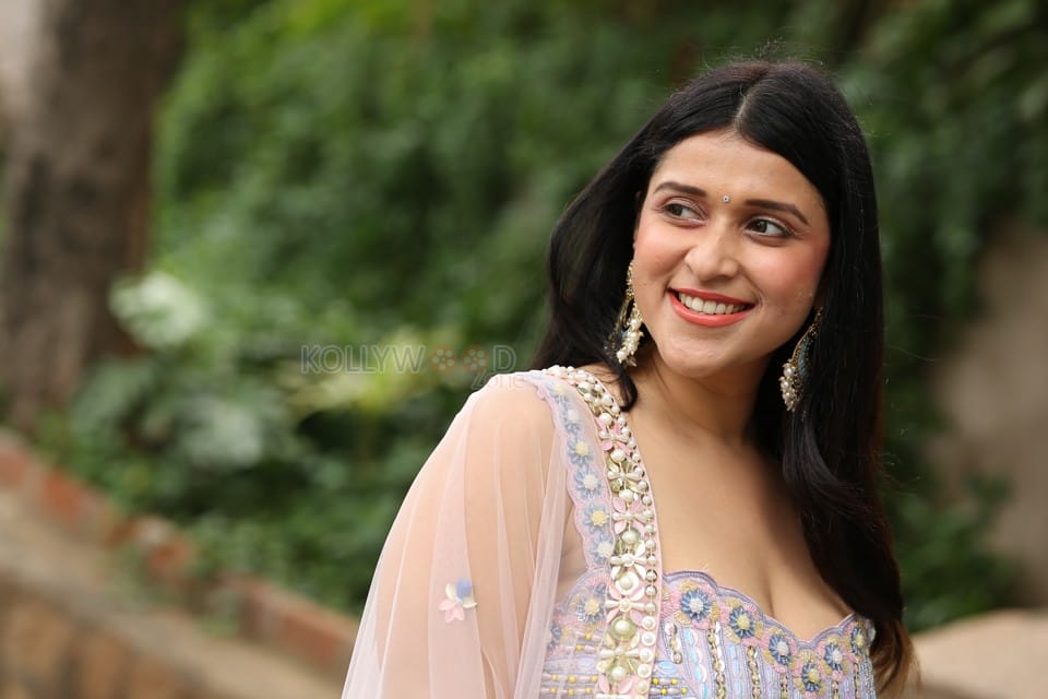 Actress Mannara Chopra at Tiragabadara Saami Movie Success Press Meet Pictures 16