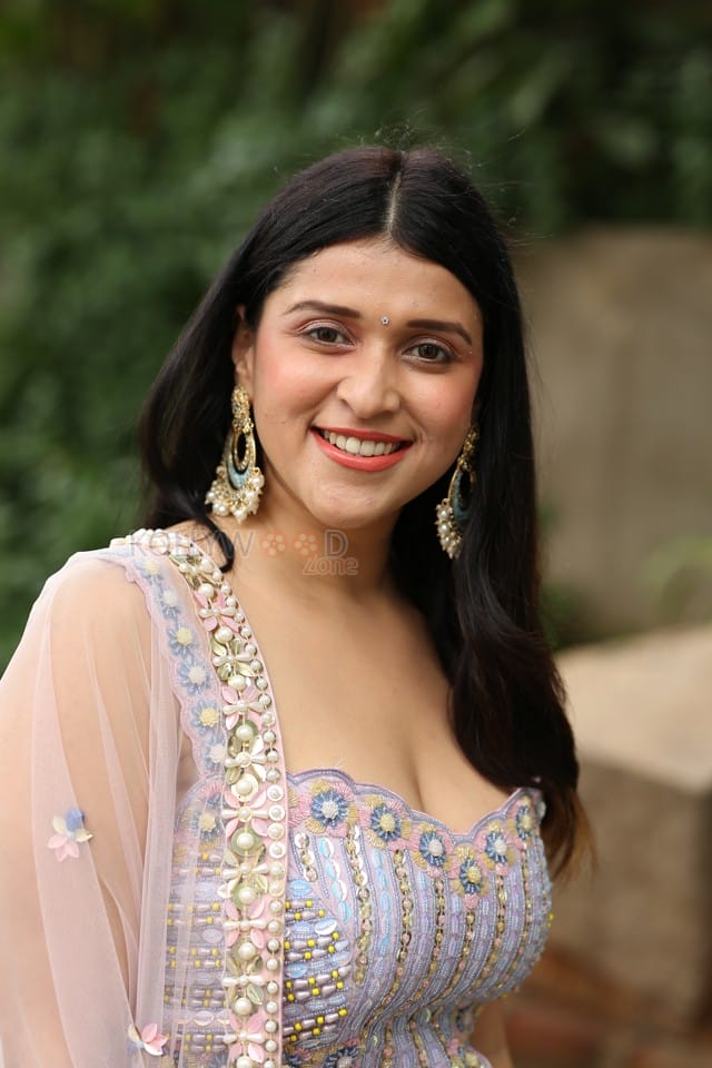 Actress Mannara Chopra at Tiragabadara Saami Movie Success Press Meet Pictures 17