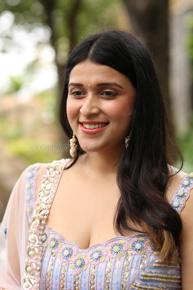 Actress Mannara Chopra at Tiragabadara Saami Movie Success Press Meet Pictures 20