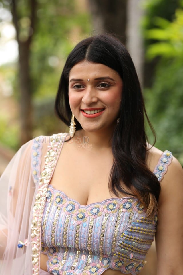 Actress Mannara Chopra at Tiragabadara Saami Movie Success Press Meet Pictures 21