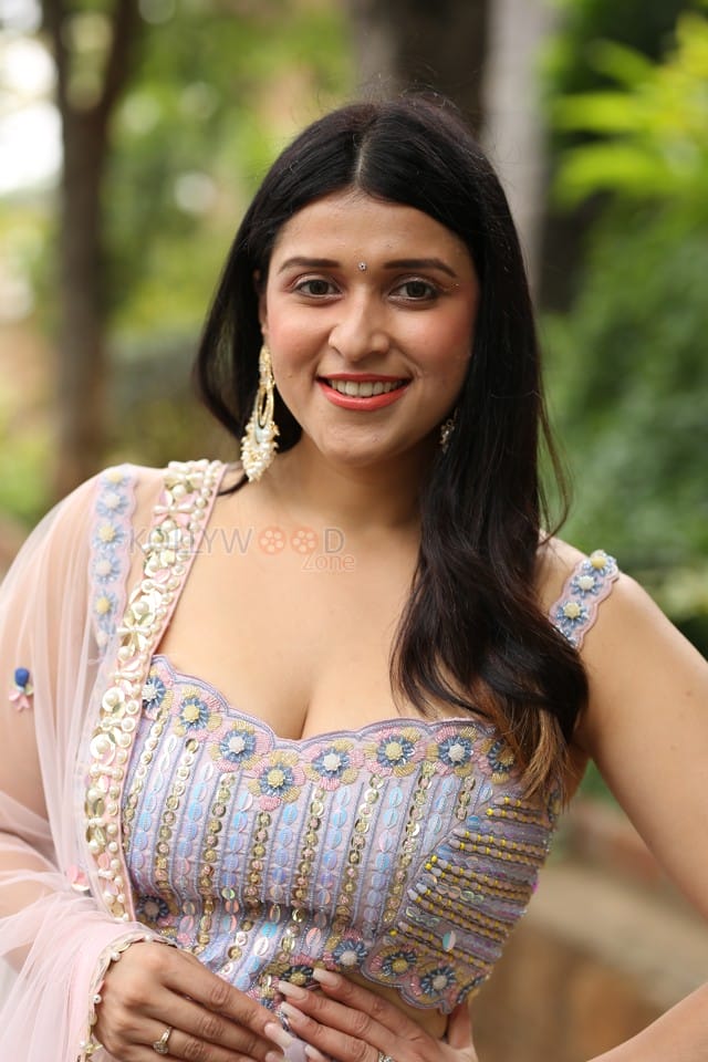 Actress Mannara Chopra at Tiragabadara Saami Movie Success Press Meet Pictures 22