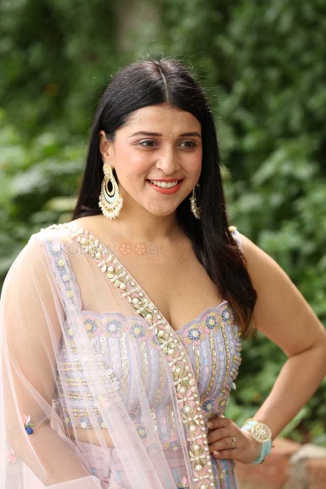 Actress Mannara Chopra at Tiragabadara Saami Movie Success Press Meet Pictures 27