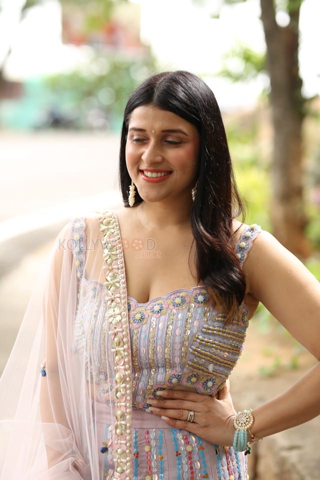 Actress Mannara Chopra at Tiragabadara Saami Movie Success Press Meet Pictures 28