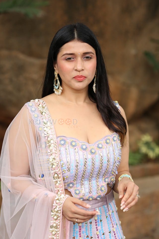 Actress Mannara Chopra at Tiragabadara Saami Movie Success Press Meet Pictures 31