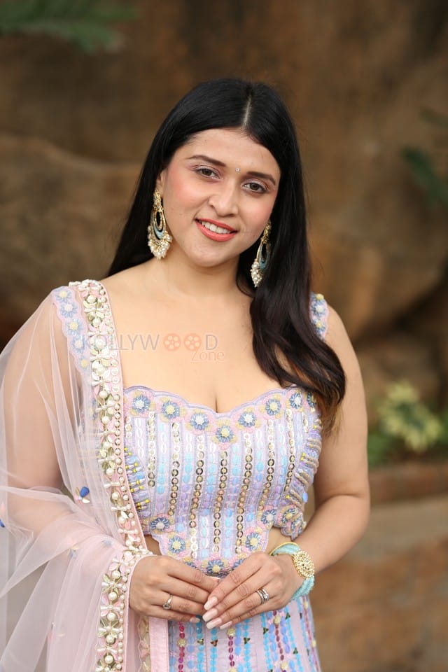 Actress Mannara Chopra at Tiragabadara Saami Movie Success Press Meet Pictures 33